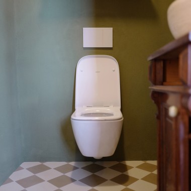 Bagno ospiti di stile con WC Renova Plan e placca di scarico Sigma70.(© Anna W.)