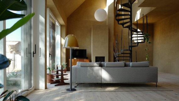 Inondata di luce: la Haus am Hof è luminosa e accogliente grazie alle ampie superfici vetrate. (© Anna W.) Inondata di luce: la Haus am Hof è luminosa e accogliente grazie alle ampie superfici vetrate. (© Anna W.)