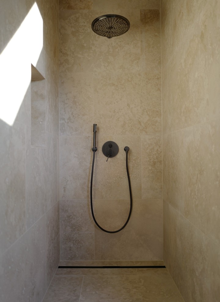 Eleganza semplice: la canalina doccia CleanLine80 in cromo nero con trattamento anti-impronta (© Anna W.)