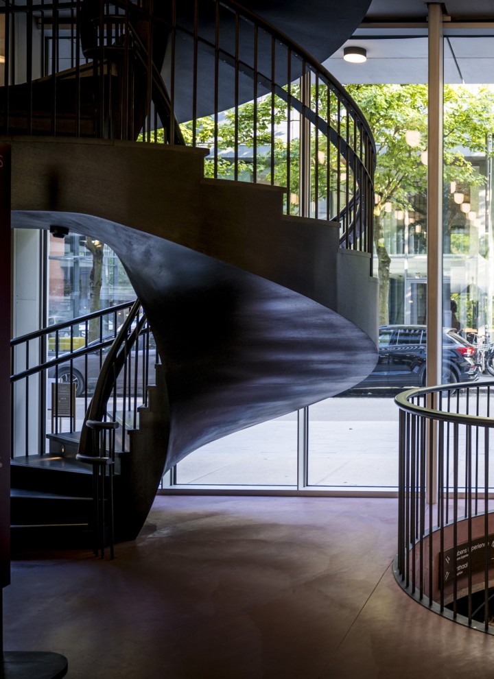 Le scale a chiocciola sono un forte elemento di design all’interno. (© Frederik Beyens)