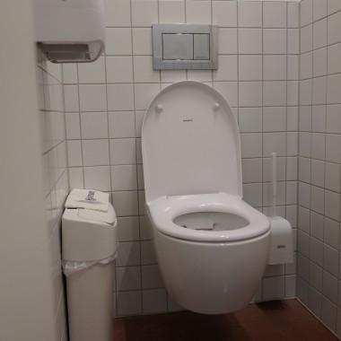 I bagni pubblici sono dotati di numerosi prodotti Geberit.(© Geberit)