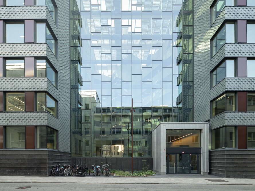 Tre sezioni dell’edificio, precedentemente separate, sono state unite da un cortile interno condiviso, dando vita a un nuovo insieme armonioso (© baraBild)