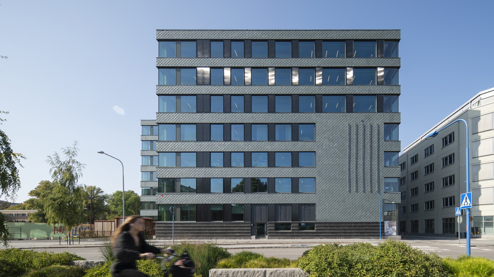 La facciata, realizzata in ardesia e dotata di pannelli solari integrati, garantisce un’elevata efficienza energetica (© baraBild)