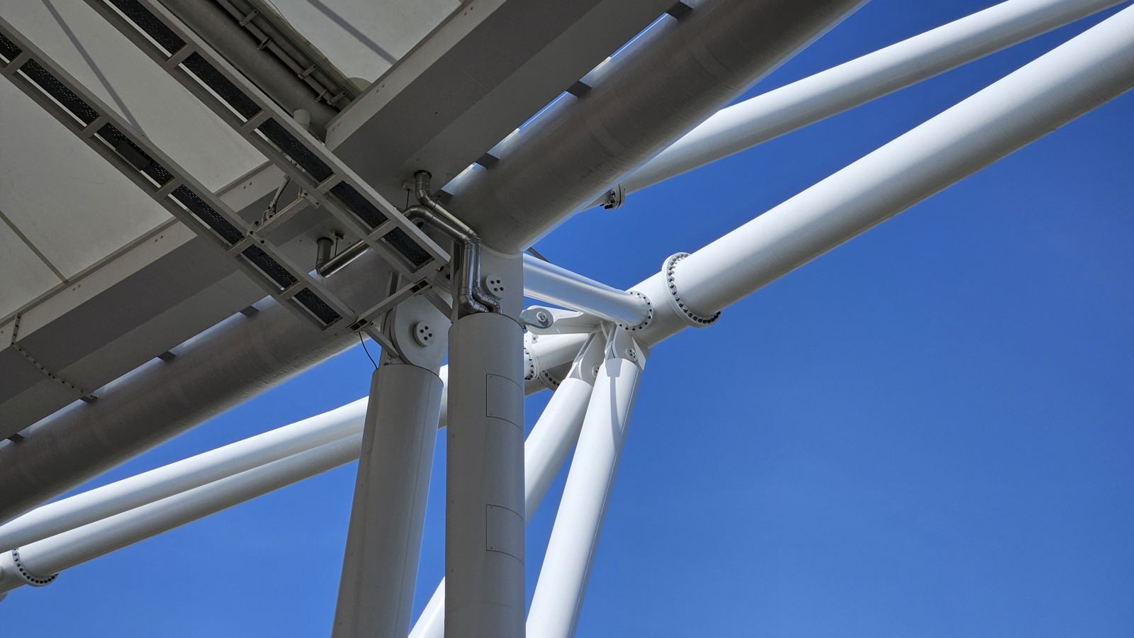 Nascosto nelle travi: il sistema di scarico pluviale Geberit Pluvia è completamente integrato nella struttura. (© Geberit)