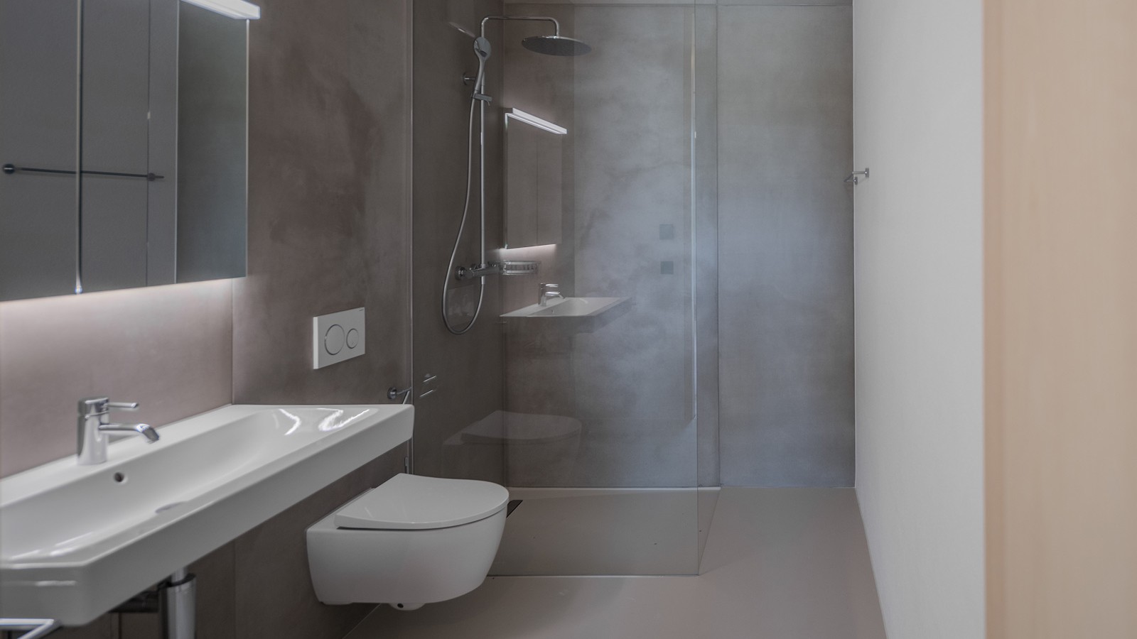 I bagni sono arredati con WC e lavabi Geberit. (© Openly / Jens Ellensohn)