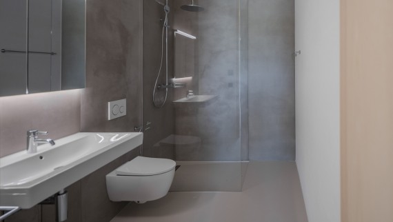 I bagni sono arredati con WC e lavabi Geberit. (© Openly / Jens Ellensohn)