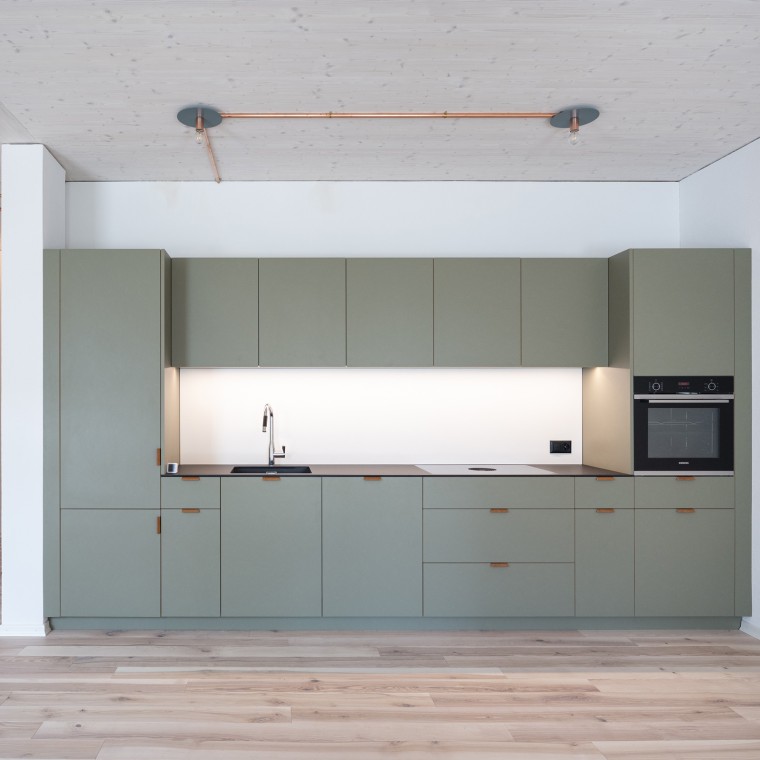 Cavi a superficie sono installati per garantire che l'edificio possa essere utilizzato in modo flessibile anche nel lungo periodo. © Openly / Jens Ellensohn