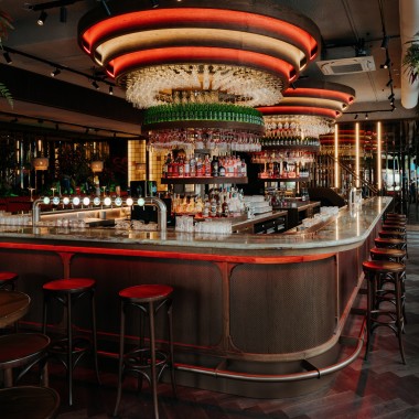 Al piano terra, il leggendario Heineken Hoek Grand Café si presenta con un look tutto nuovo. (© Nina Slagmolen)
