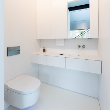 Design d’interni minimalista, comfort al massimo con il WC con bidet integrato Geberit AquaClean Mera Comfort. (© Lucas van der Wee)