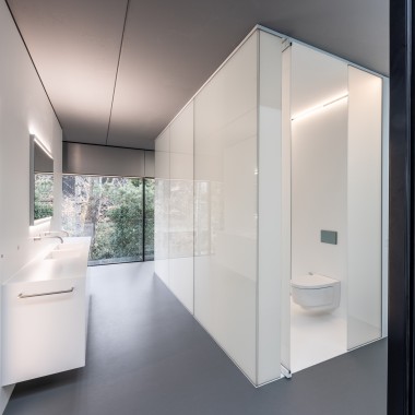 Il bagno è stato aggiunto come un “pezzo d’arredo separato” alla struttura in acciaio e vetro. (© Lucas van der Wee)