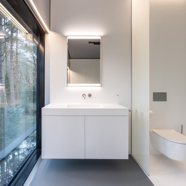 Minimalisti ma altamente funzionali: gli armadietti a specchio Geberit con ComfortLight. (© Lucas van der Wee)
