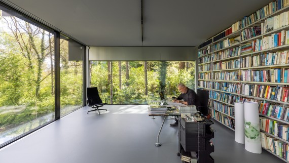 Dove interno ed esterno si uniscono: Jan Pesman nel suo ufficio (© Lucas van der Wee)