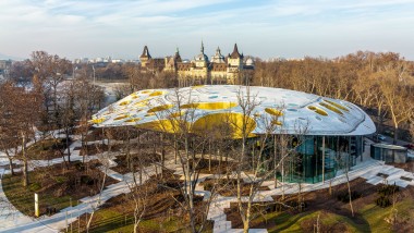 Un fungo nel parco. L’avveniristico tetto della Casa della musica visto dall’alto (© Városliget Zrt.) Un fungo nel parco. L’avveniristico tetto della Casa della musica visto dall’alto (© Városliget Zrt.)