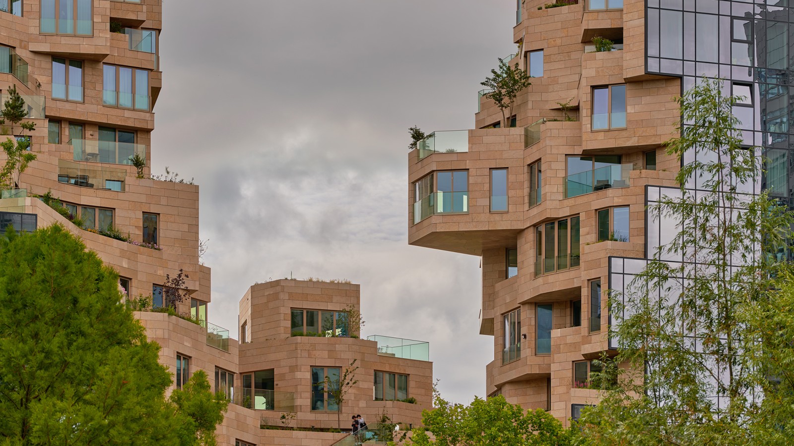 La facciata, ancora parzialmente spoglia, presto sarà ricoperta di verde: sono state piantate 155 specie vegetali (© Marcel Steinbach)