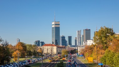 Il grattacielo Varso Place, con i suoi 300 metri di altezza, veglia su tutta la città di Varsavia. (© Aaron Hargreaves/Foster + Partners)
