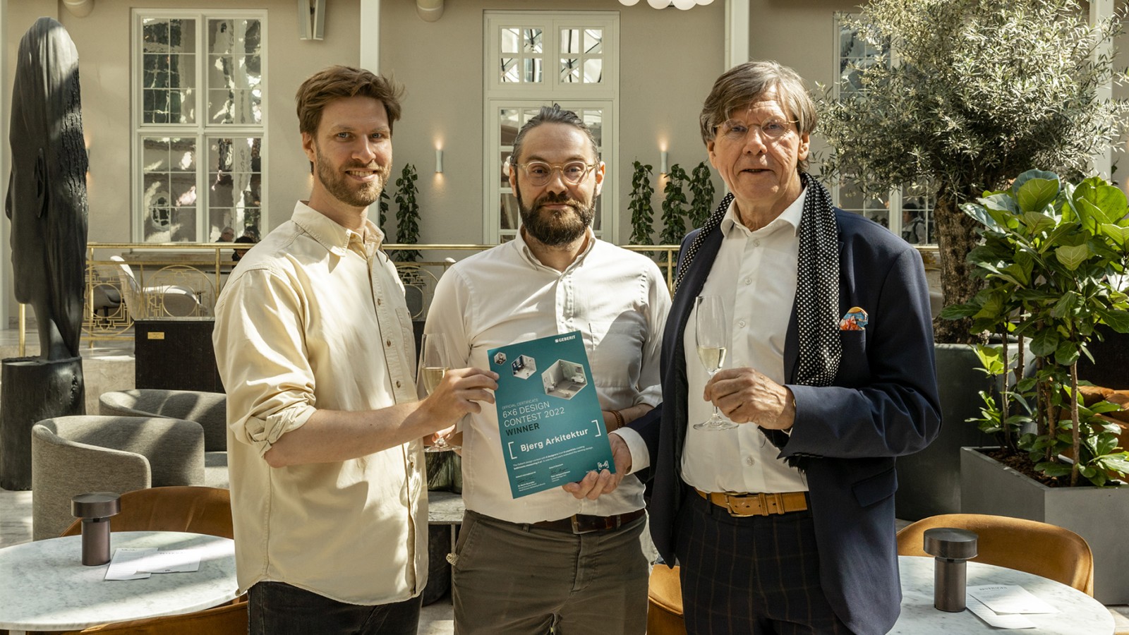 Il CEO di Bjerg Arkitektur, Kjeld Bjerg (da destra) e gli architetti Carsten Wraae Jensen e Mads Bjerg Nørkjær hanno convinto la giuria con il loro progetto (© Wilfred Gachau) Il CEO di Bjerg Arkitektur, Kjeld Bjerg (da destra) e gli architetti Carsten Wraae Jensen e Mads Bjerg Nørkjær hanno convinto la giuria con il loro progetto (© Wilfred Gachau)