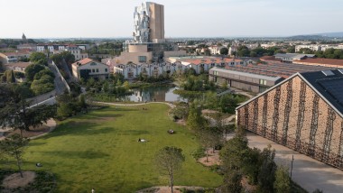 Il centro culturale LUMA ad Arles: in primo piano, il parco e la grande sala eventi in cima alla torre di Frank Gehry, alta 56 metri (© Rémi Bénali, Arles)