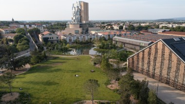Il centro culturale LUMA ad Arles: in primo piano, il parco e la grande sala eventi in cima alla torre di Frank Gehry, alta 56 metri (© Rémi Bénali, Arles) Il centro culturale LUMA ad Arles: in primo piano, il parco e la grande sala eventi in cima alla torre di Frank Gehry, alta 56 metri (© Rémi Bénali, Arles)