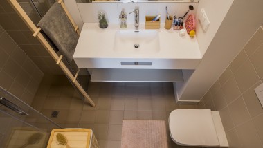 Piccolo ma con tutto ciò che serve: uno dei bagni di LivinnX (© Jaroslaw Kakal/Geberit) Piccolo ma con tutto ciò che serve: uno dei bagni di LivinnX (© Jaroslaw Kakal/Geberit)