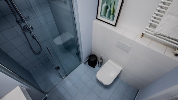 Anche il più piccolo dei bagni rivela il gusto personale dei suoi occupanti (© Jaroslaw Kakal/Geberit