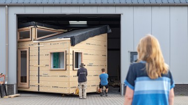 Un grande trasloco per una piccola casa: a maggio 2022, The Sprout, “Il Germoglio”, è stato trasportato dal laboratorio in cui è stato costruito al verde quartiere di Olst-Wijhe (NL) (© Chiela van Meerwijk)