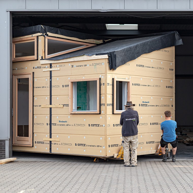 Un grande trasloco per una piccola casa: A maggio 2022, The Sprout, “il Germoglio”, è stato trasferito dal laboratorio al verde quartiere di Olst-Wijhe (NL) (© Chiela van Meerwijk) Un grande trasloco per una piccola casa: A maggio 2022, The Sprout, “il Germoglio”, è stato trasferito dal laboratorio al verde quartiere di Olst-Wijhe (NL) (© Chiela van Meerwijk)