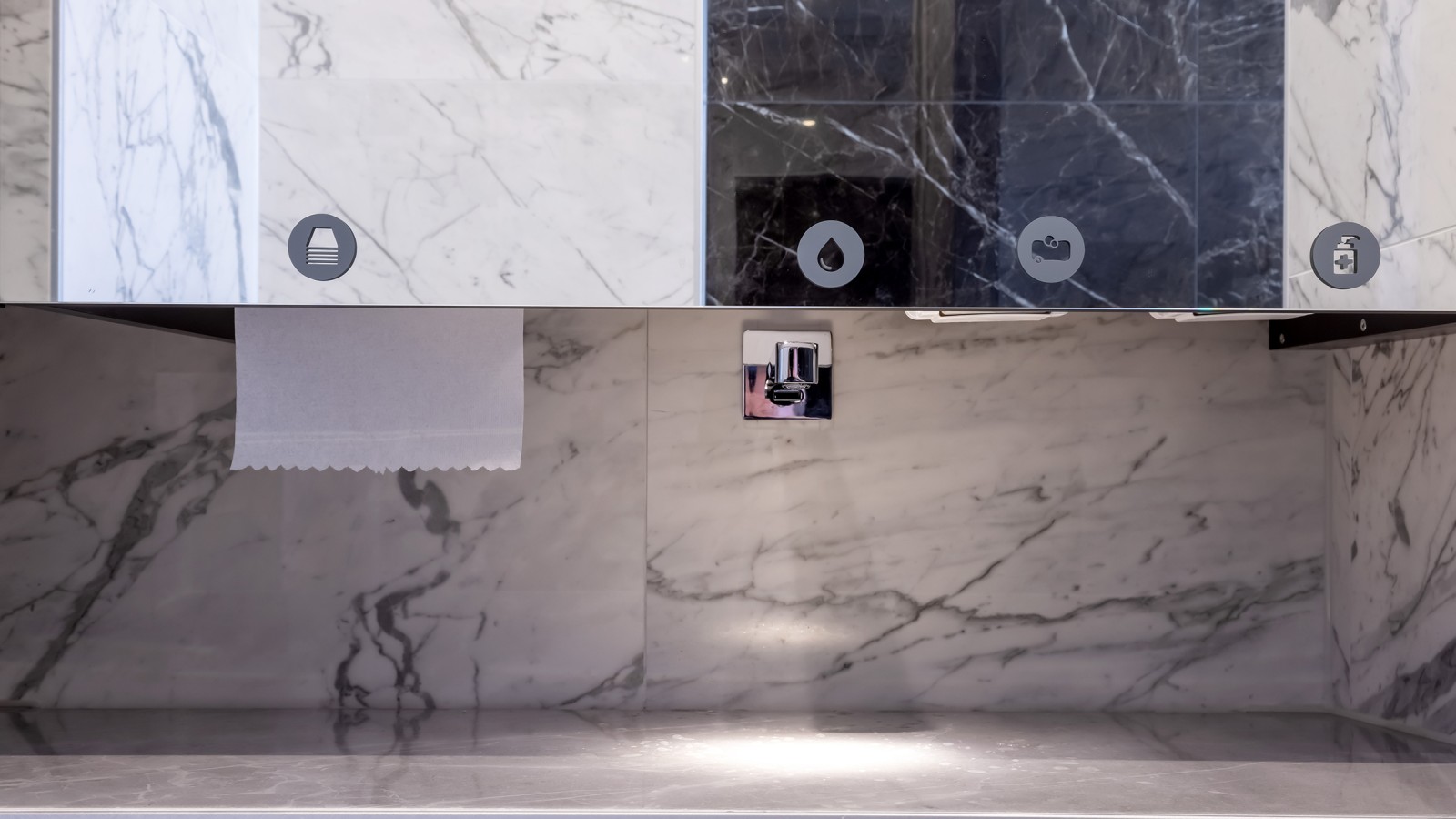 Costruzione sofisticata: dietro la piastrella del lavabo di grande formato, la canaletta doccia Geberit CleanLine20 per far defluire l'acqua (© Opernhaus Chemnitz / Nasser Hashemi)