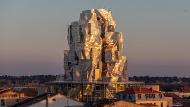 Grazie allo speciale rivestimento superficiale in alluminio, i pannelli che ricoprono la torre riflettono la luce del sole al tramonto, creando un’atmosfera di grande suggestione (© Adrian Deweerdt, Arles)
