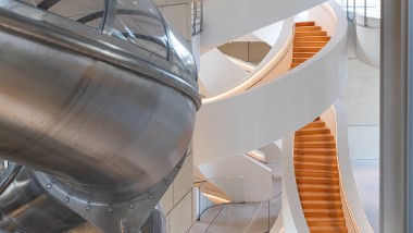 Un’imponente scala a chiocciola collega i tre piani della struttura circolare in vetro e, per scendere, i più temerari si possono lanciare da uno scivolo. (© Adrian Deweerdt, Arles) Un’imponente scala a chiocciola collega i tre piani della struttura circolare in vetro e, per scendere, i più temerari si possono lanciare da uno scivolo. (© Adrian Deweerdt, Arles)