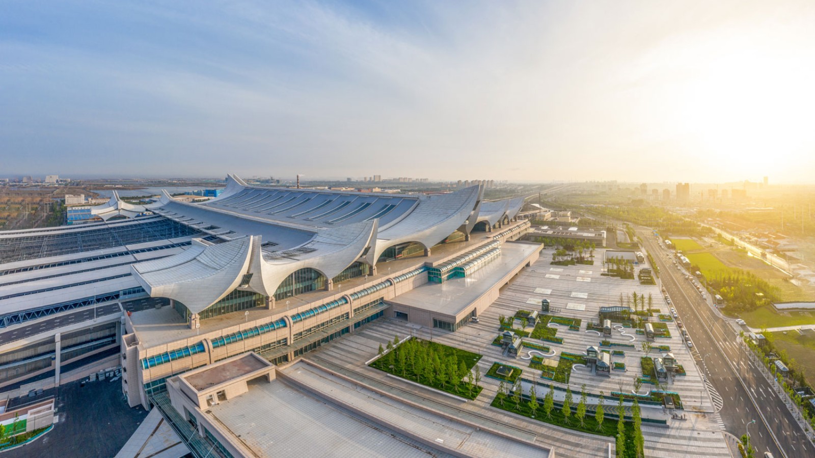 Due onde grandi e otto onde più piccole: Stazione ferroviaria di Hongdao, Qingdao, Cina (© ingDESIGN Co., Ltd.) Due onde grandi e otto onde più piccole: Stazione ferroviaria di Hongdao, Qingdao, Cina (© ingDESIGN Co., Ltd.)