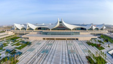 Due onde grandi e otto onde più piccole: Stazione ferroviaria di Hongdao, Qingdao, Cina (© ingDESIGN Co., Ltd.)