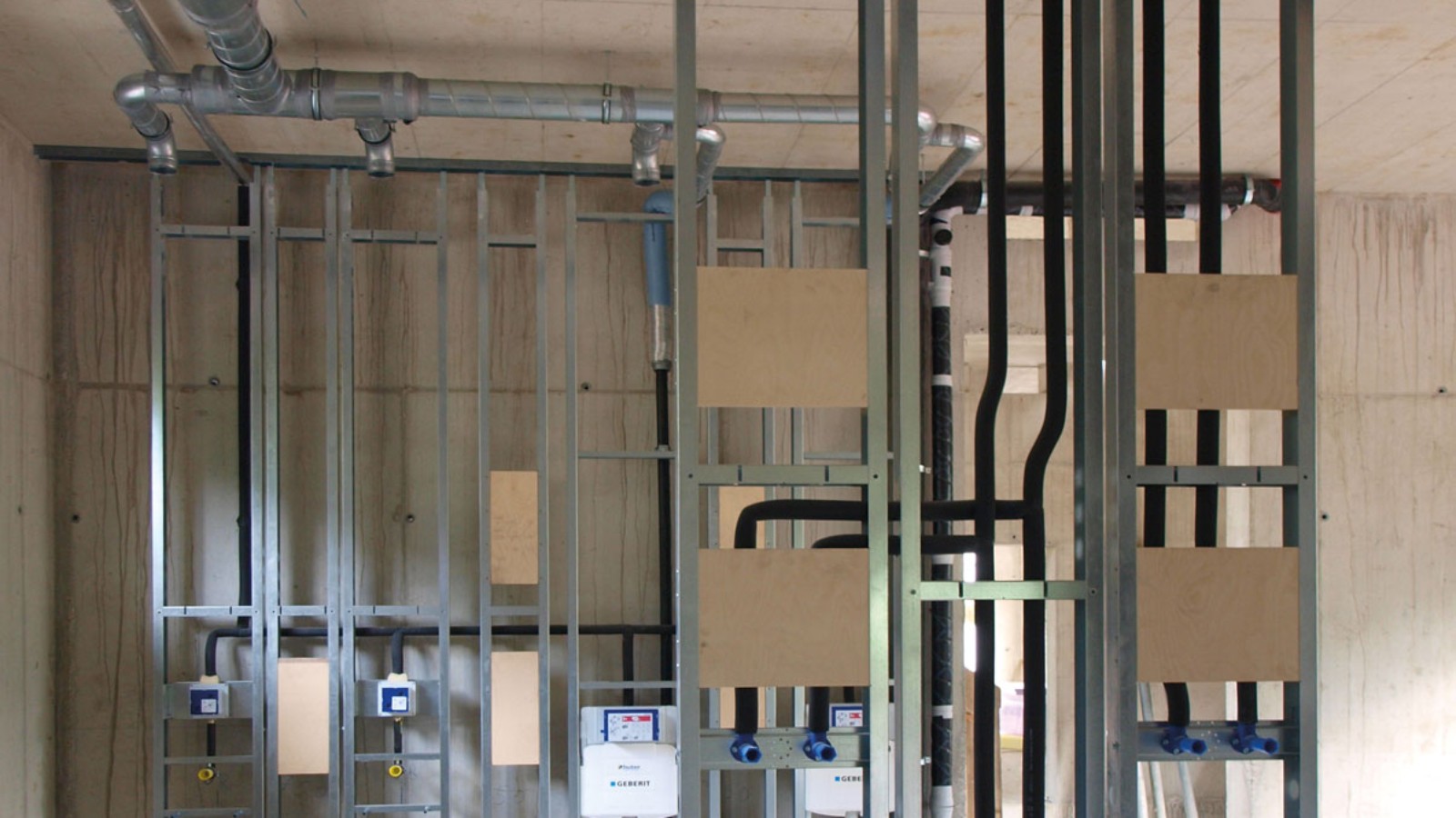 Anche il numero dei canali di gronda necessari è minimo e rende l’installazione particolarmente snella (© Geberit) Anche il numero dei canali di gronda necessari è minimo e rende l’installazione particolarmente snella (© Geberit)