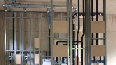 Anche il numero dei canali di gronda necessari è minimo e rende l’installazione particolarmente snella (© Geberit) Anche il numero dei canali di gronda necessari è minimo e rende l’installazione particolarmente snella (© Geberit)