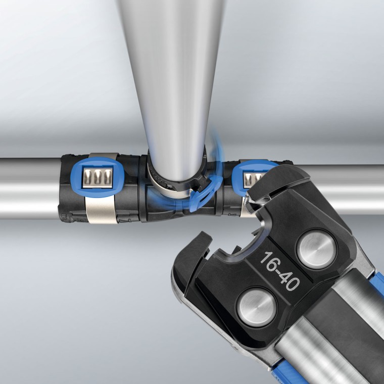 Il sistema di pressatura Geberit FlowFit è facile da usare, anche nelle posizioni più difficili, grazie alla ganascia a catena girevole. Il sistema di pressatura Geberit FlowFit è facile da usare, anche nelle posizioni più difficili, grazie alla ganascia a catena girevole.
