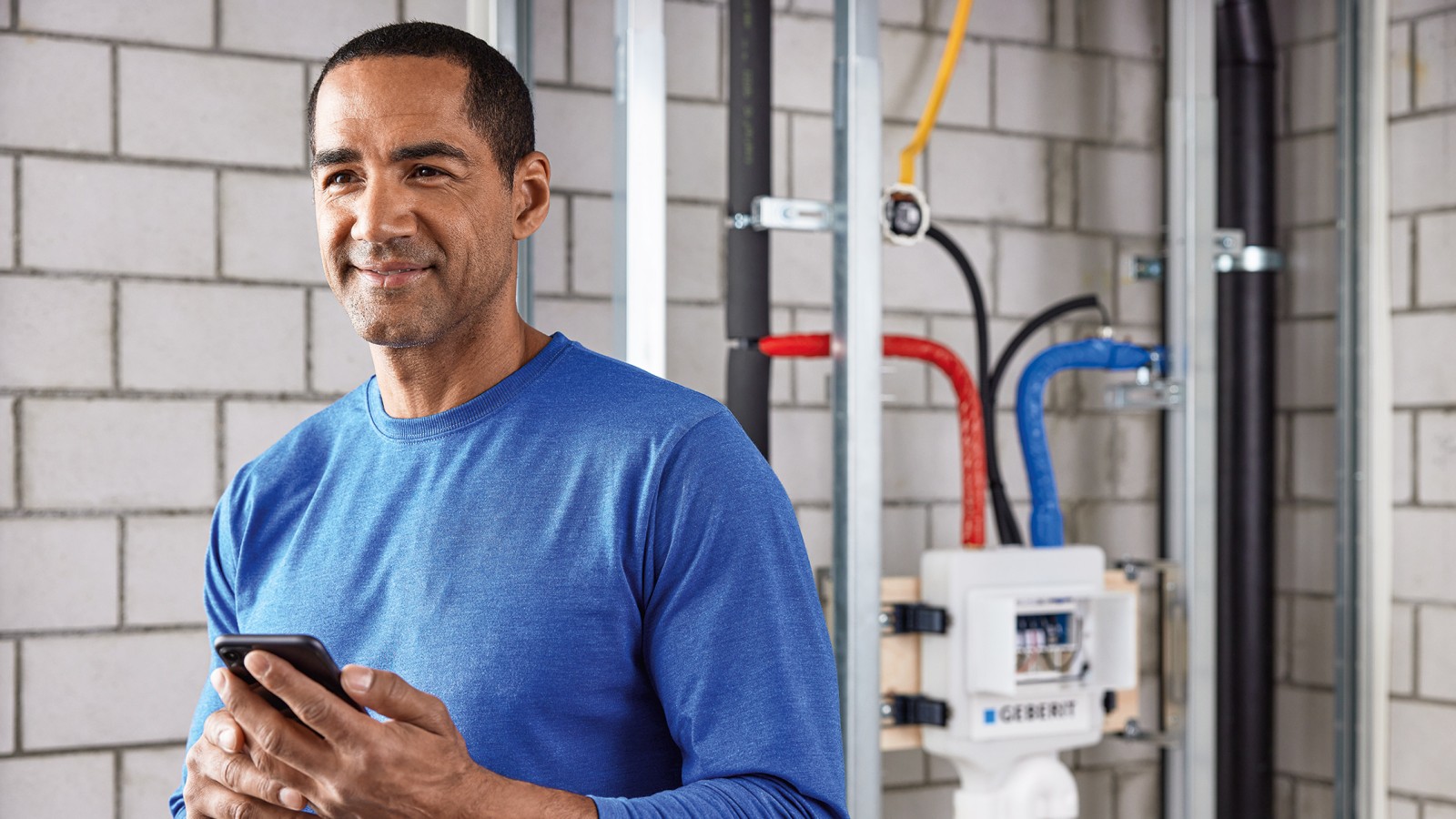 L'unità di risciacquo antiristagno Geberit è stata installata e impostata con l'app Geberit Control (© Geberit) L'unità di risciacquo antiristagno Geberit è stata installata e impostata con l'app Geberit Control (© Geberit)