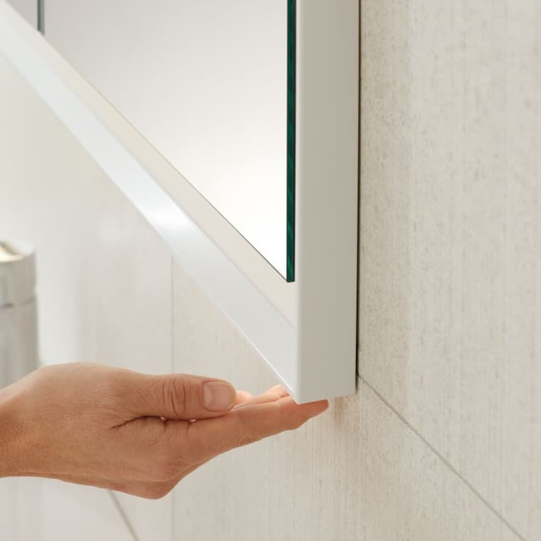 Funzionamento semplice dell'armadietto a specchio Geberit ONE Funzionamento semplice dell'armadietto a specchio Geberit ONE