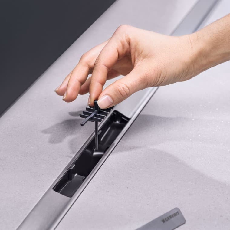 L’inserto a pettine cattura sporco e capelli ed è facile da rimuovere, sciacquare e pulire. L’inserto a pettine cattura sporco e capelli ed è facile da rimuovere, sciacquare e pulire.