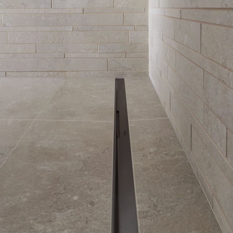 L’acqua defluisce tramite un elegante profilo in acciaio inox. L’acqua defluisce tramite un elegante profilo in acciaio inox.