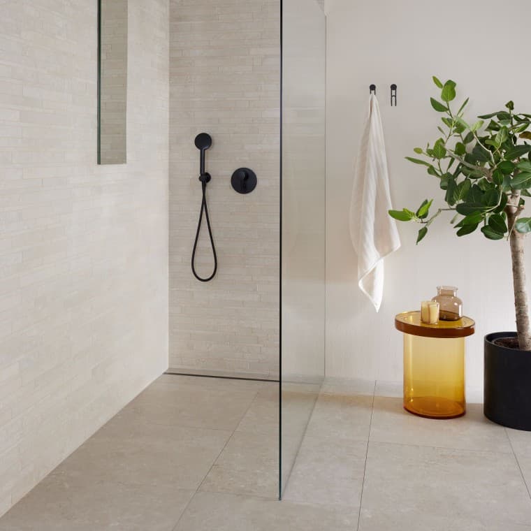 Doccia con parete di separazione doccia Doccia con parete di separazione doccia