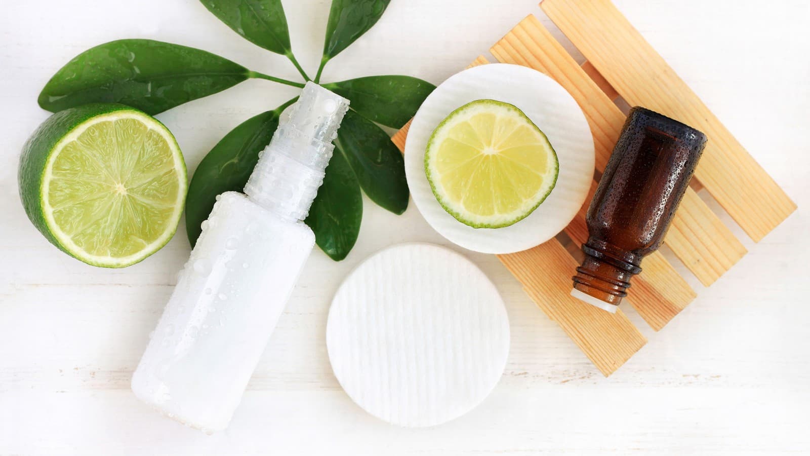 Madre e figlio in un bagno dotato di Geberit ComfortLight Madre e figlio in un bagno dotato di Geberit ComfortLight