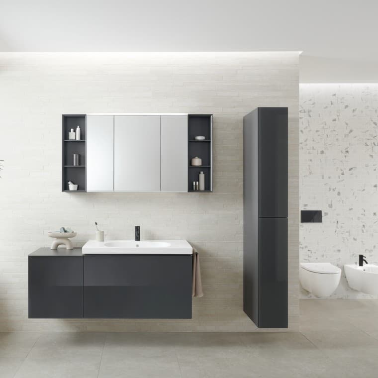 Geberit Acanto Badezimmer mit Waschtisch, Badmöbeln, WC und Badewanne Geberit Acanto Badezimmer mit Waschtisch, Badmöbeln, WC und Badewanne