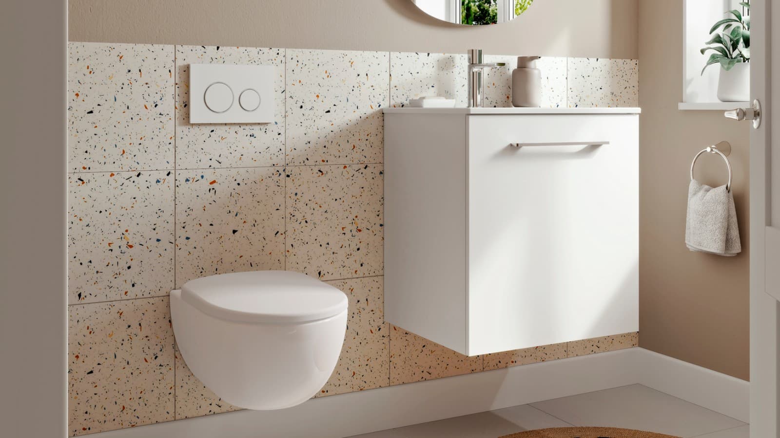 Piccolo bagno della serie Geberit Selnova con vaso WC e lavabo sospeso a parete. Piccolo bagno della serie Geberit Selnova con vaso WC e lavabo sospeso a parete.