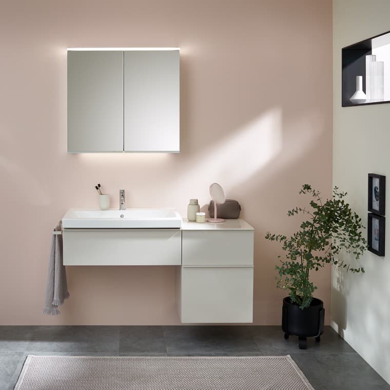 Lavabo doppio della serie bagno Geberit Renova Plan con mobile specchio Option Plus Lavabo doppio della serie bagno Geberit Renova Plan con mobile specchio Option Plus