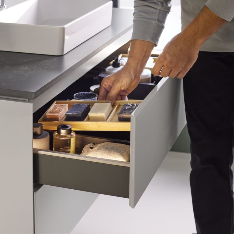 Mobile lavabo Geberit ONE con accessori. Mobile lavabo Geberit ONE con accessori.