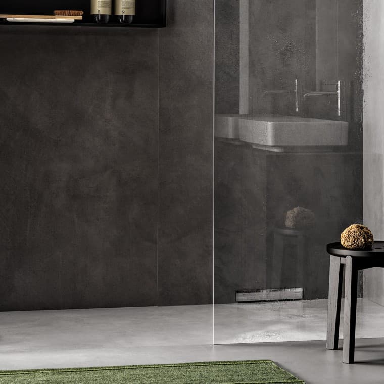 Una doccia a filo pavimento con scarico a parete Una doccia a filo pavimento con scarico a parete