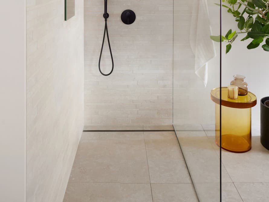 Bagno con una doccia