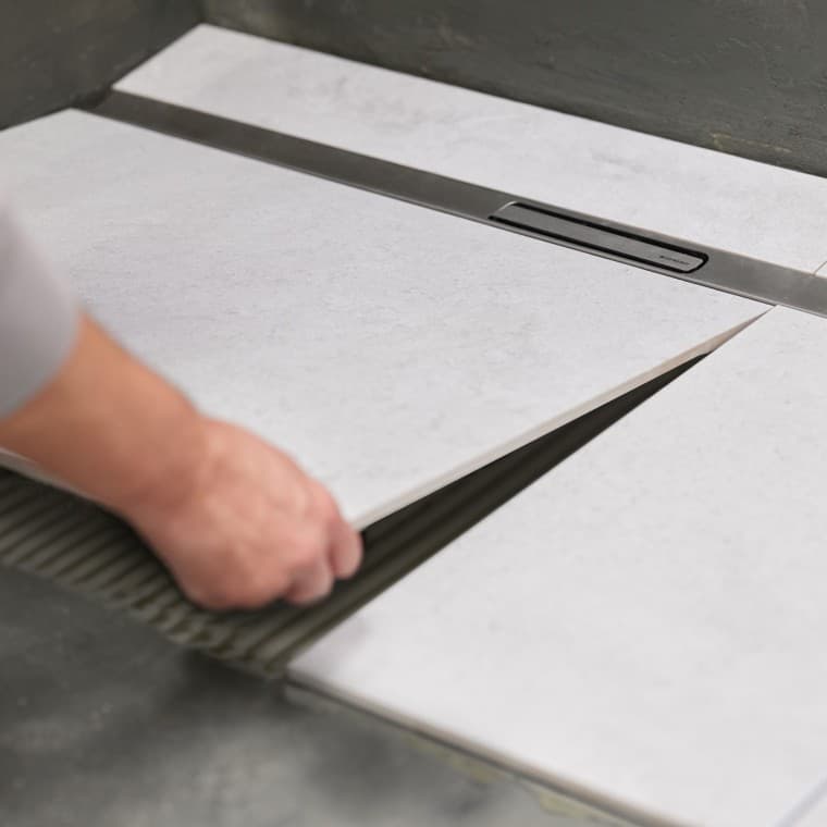 La superficie doccia è realizzata in pendenza verso la canaletta. La superficie doccia è realizzata in pendenza verso la canaletta.