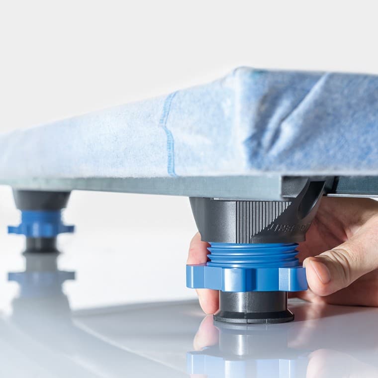 Nuovi piedini possono essere montati senza attrezzi semplificando notevolmente l'installazione Nuovi piedini possono essere montati senza attrezzi semplificando notevolmente l'installazione