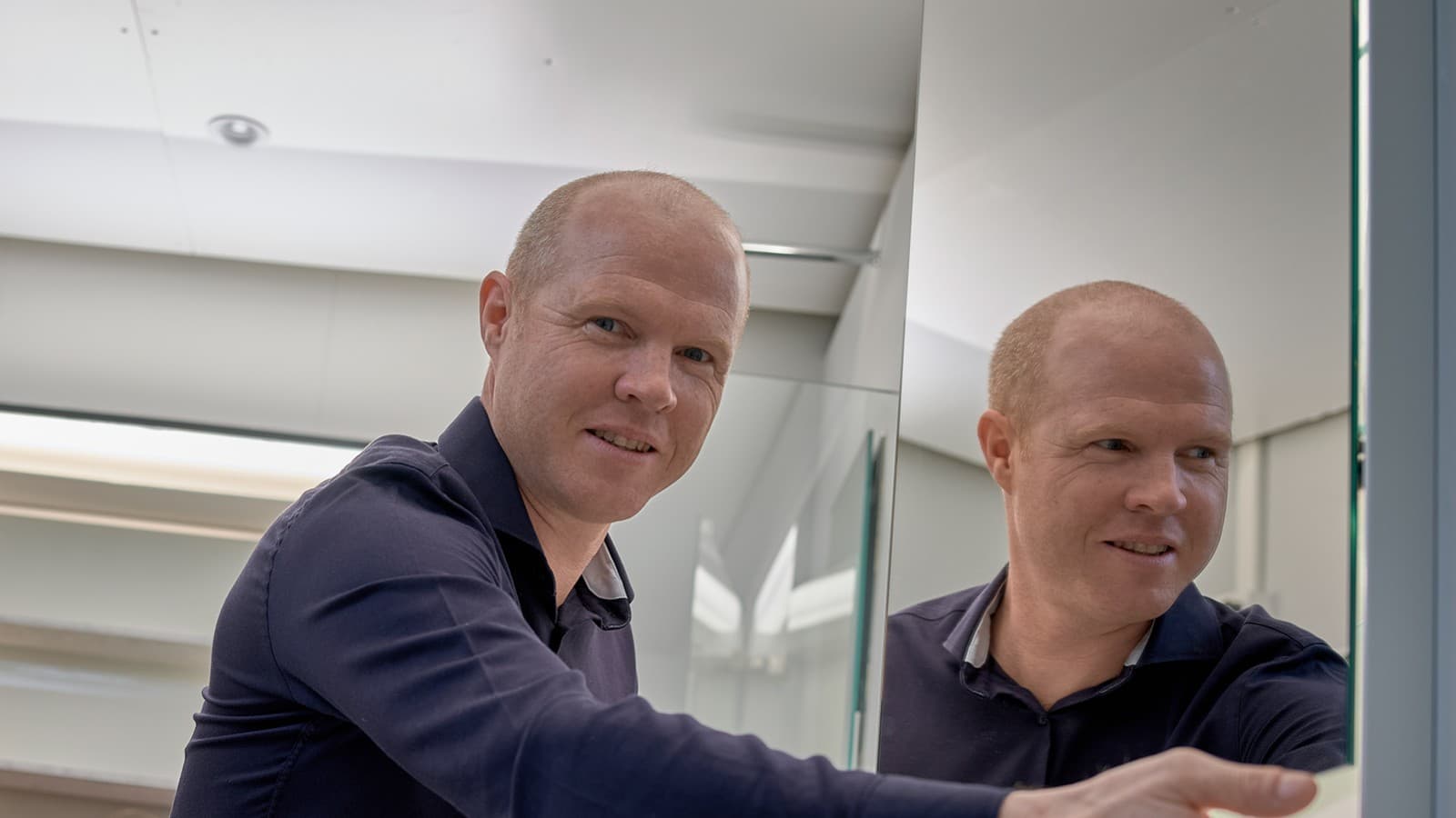 L'esperto di illuminazione Andreas Janser nel laboratorio di illuminazione presso la sede centrale di Geberit a Rapperswil-Jona, Svizzera (© Geberit) L'esperto di illuminazione Andreas Janser nel laboratorio di illuminazione presso la sede centrale di Geberit a Rapperswil-Jona, Svizzera (© Geberit)