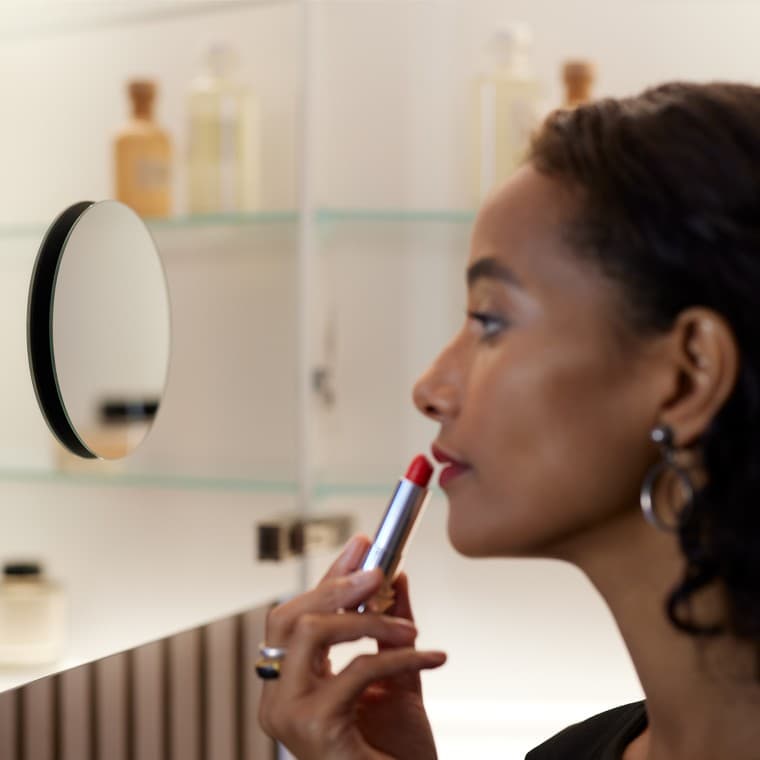 Donna che si trucca allo specchio Donna che si trucca allo specchio